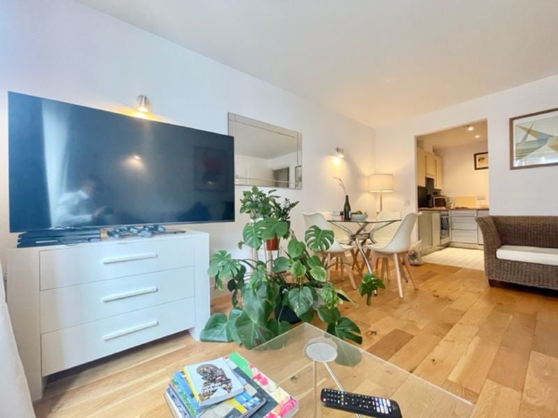 Flat Plumbers Row in Greater London