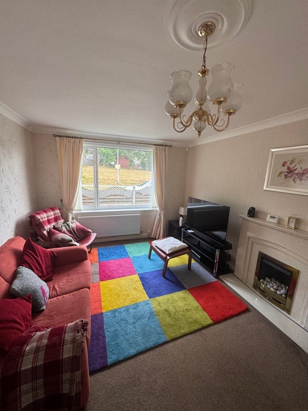 Room Iveson Drive in Leeds
