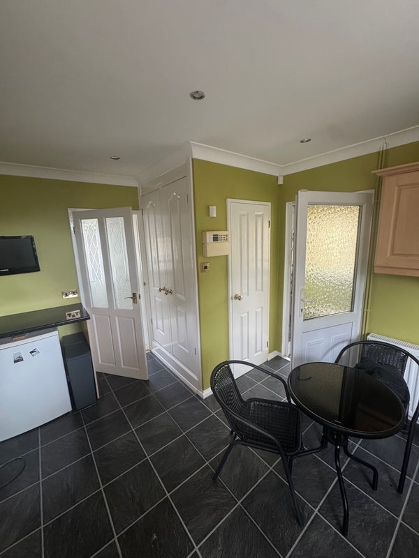 Room Iveson Drive in Leeds