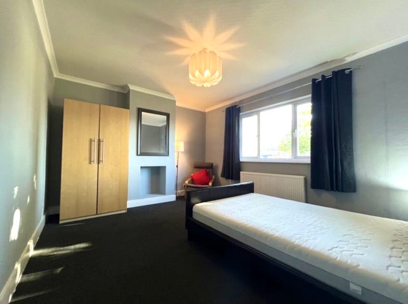 Room Tunnel Avenue in Greater London