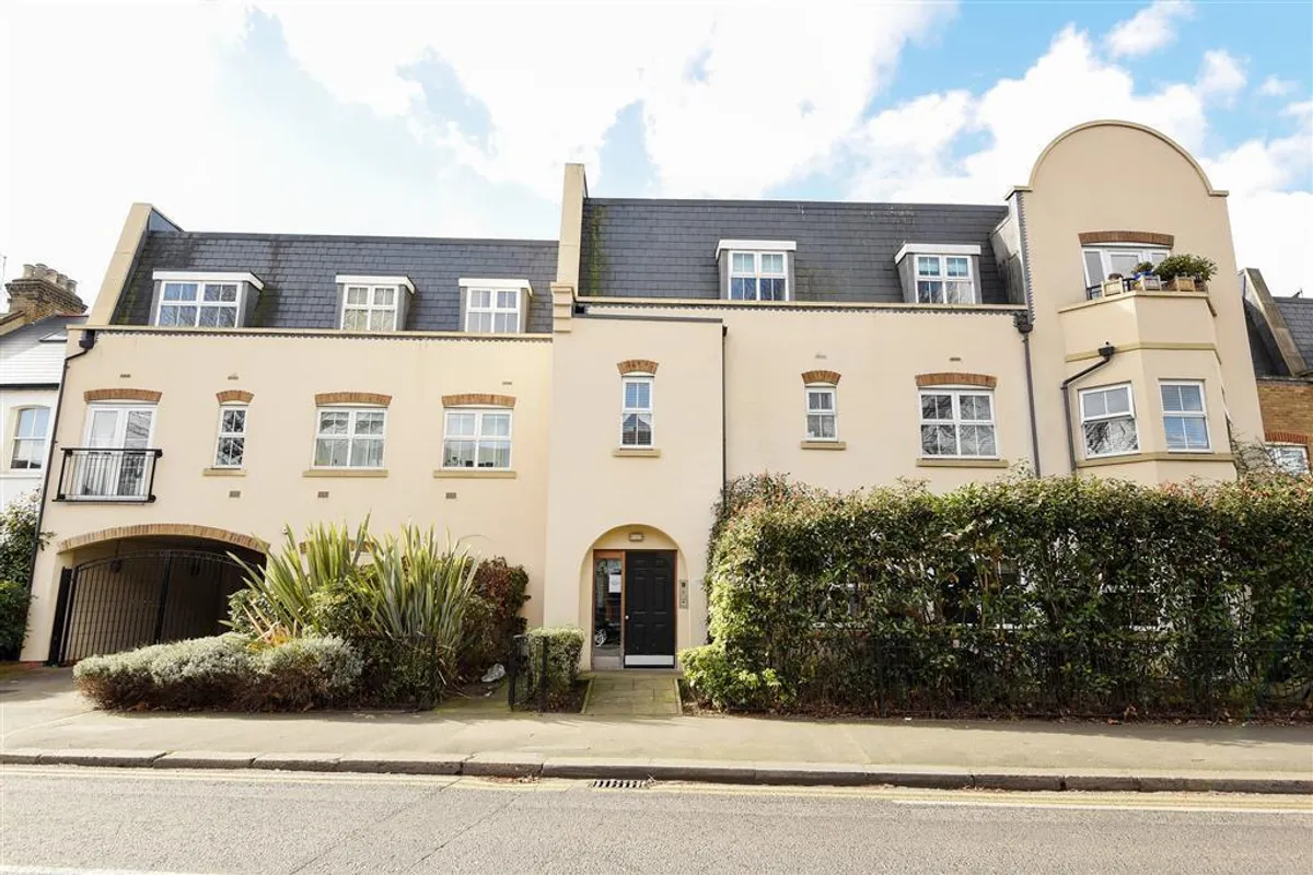 Flat Acton Lane in Greater London