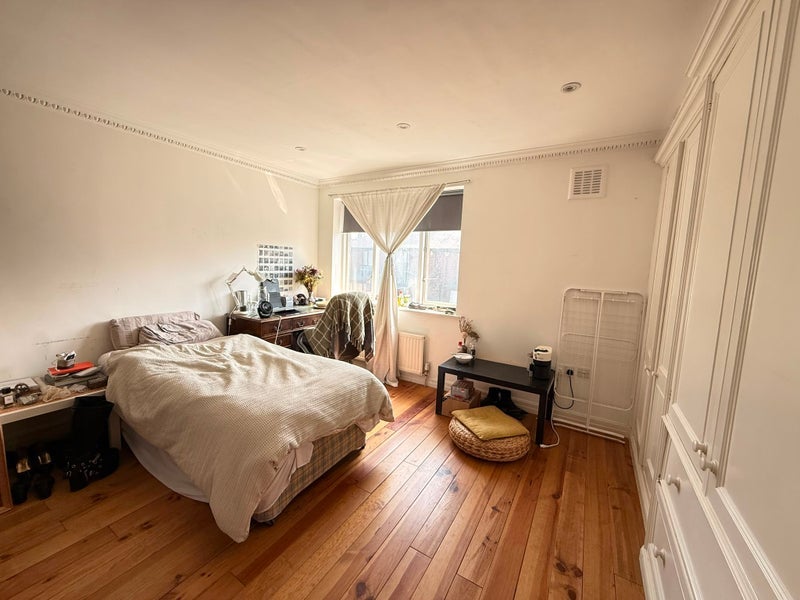 Room Battersea Church Road in Greater London