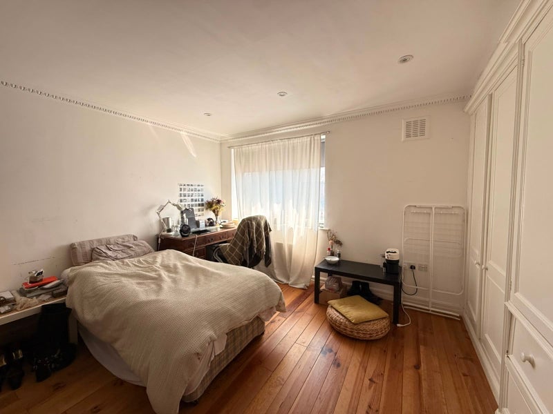 Room Battersea Church Road in Greater London