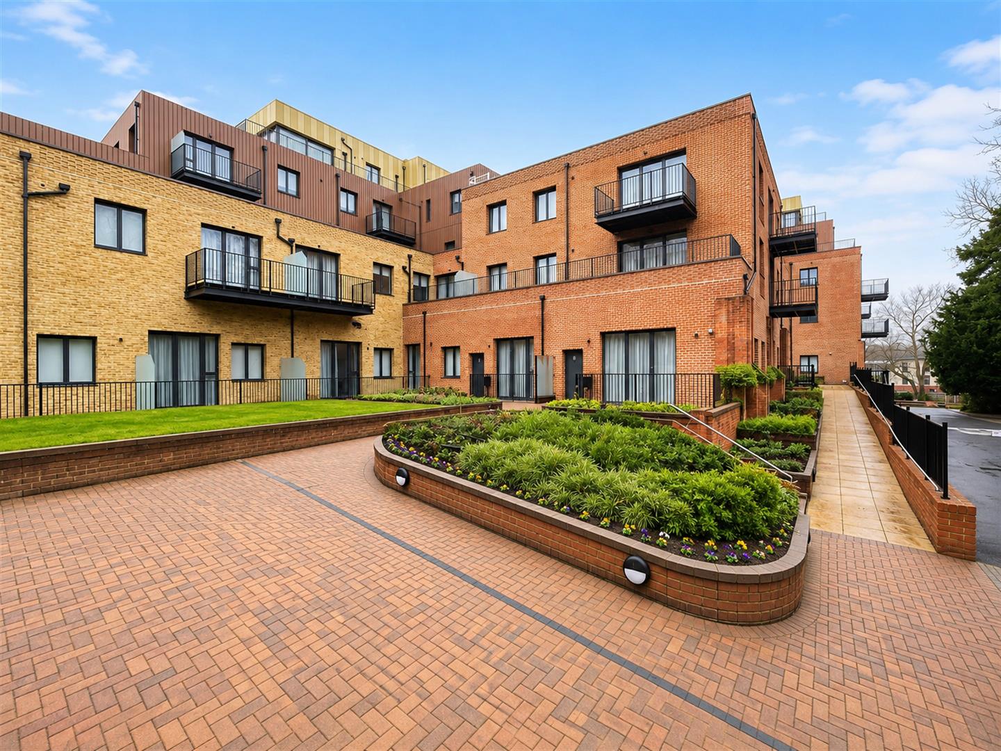 Flat Farnborough Road in Rushmoor