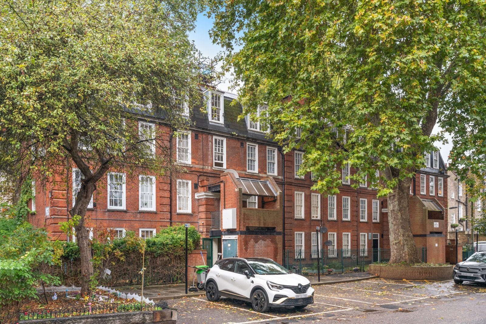 Flat Halton Road in Greater London