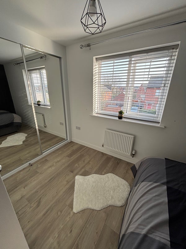 Room Hopkins Road in Warwick