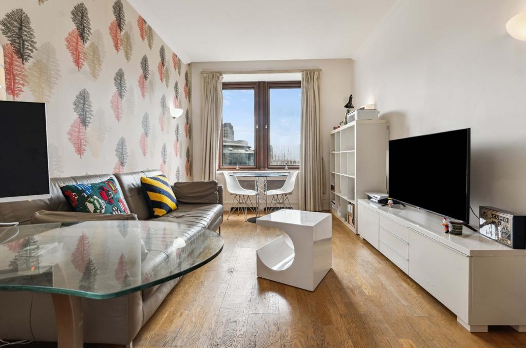 Flat Belvedere Road in Greater London