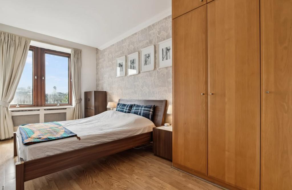 Flat Belvedere Road in Greater London