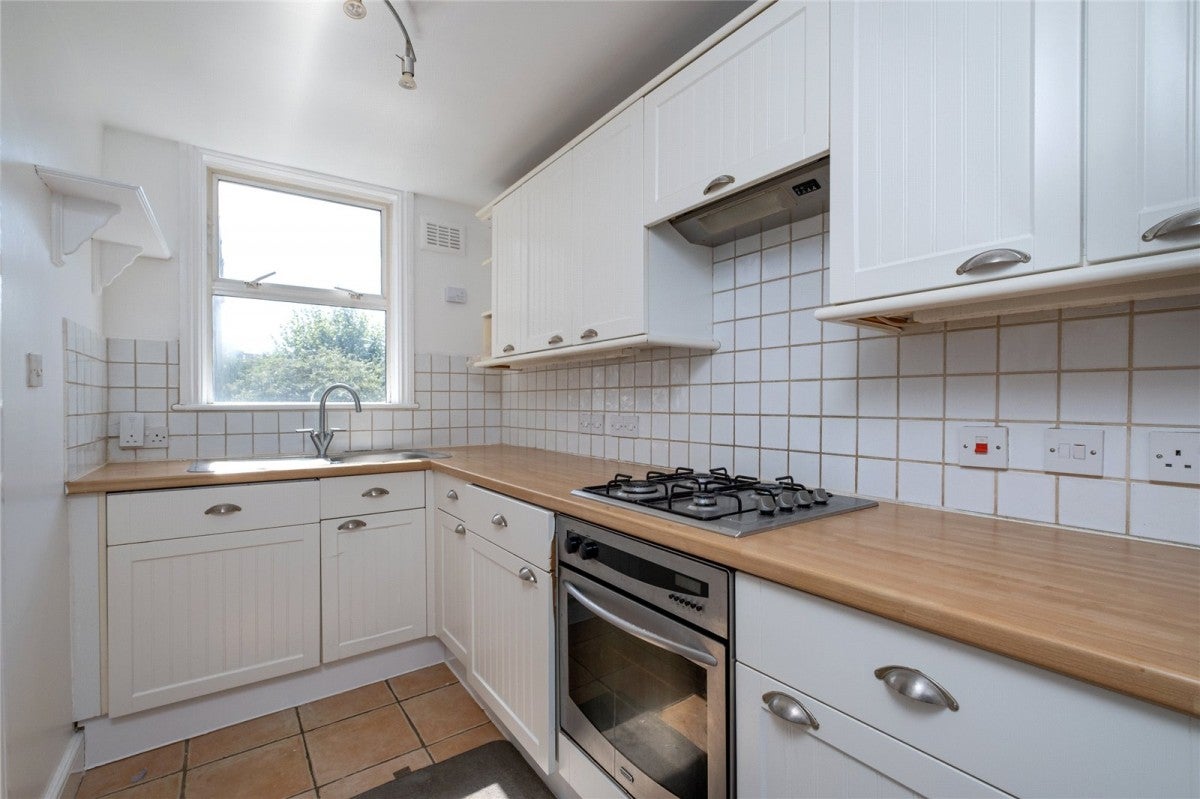 Flat Wellfield Road in Greater London