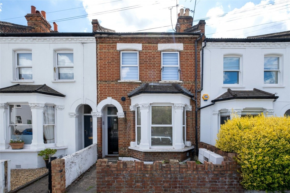 Flat Wellfield Road in Greater London