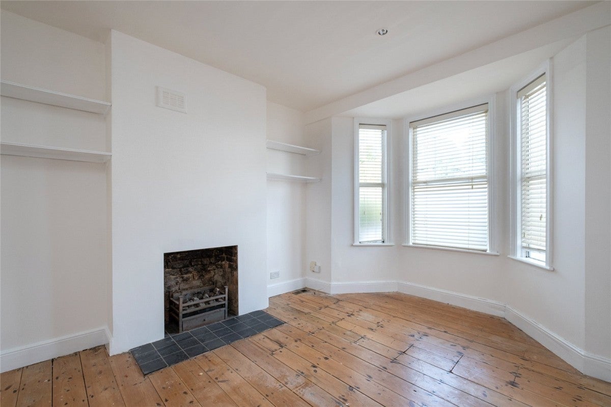 Flat Wellfield Road in Greater London