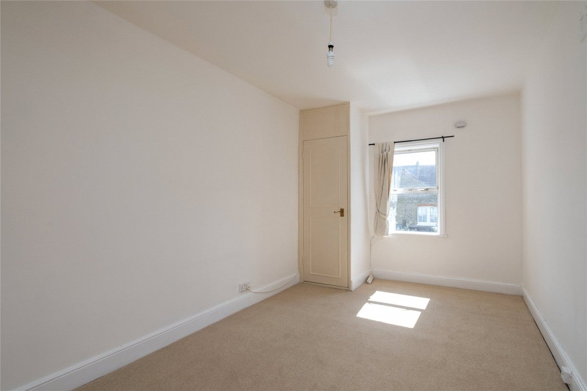 Flat Wellfield Road in Greater London