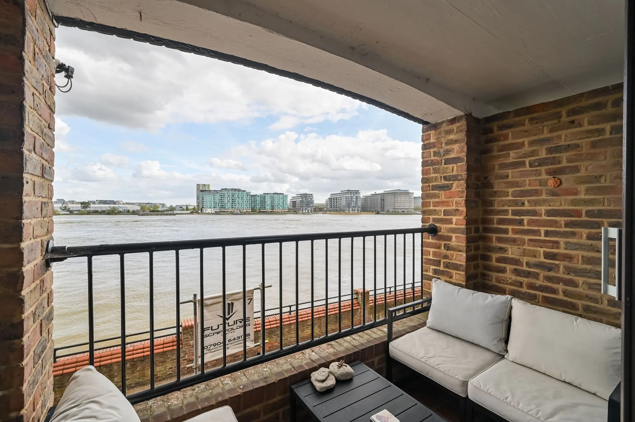 Flat Plymouth Wharf in Greater London