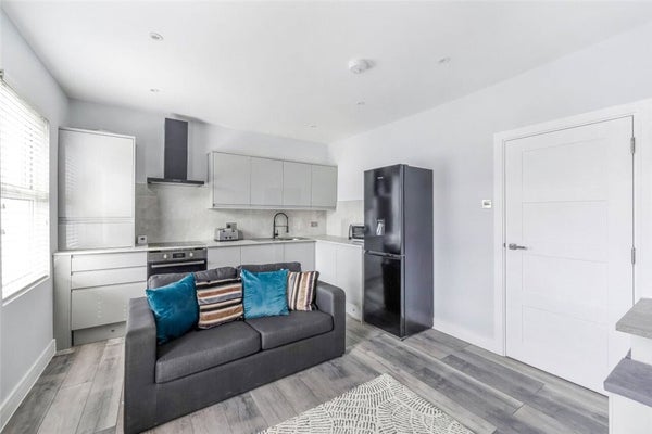 Flat Neville Road in London