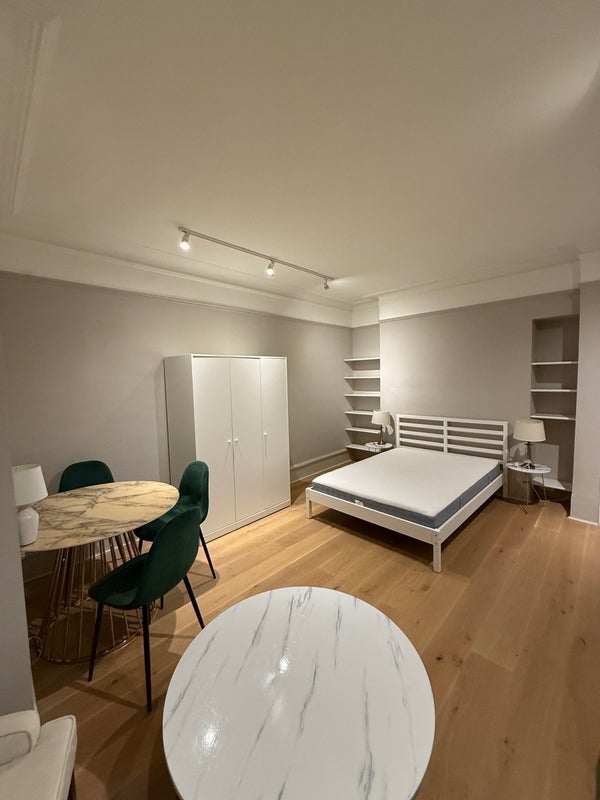 Room Challoner Crescent in Greater London