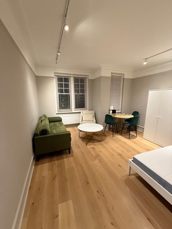 Room Challoner Crescent in Greater London