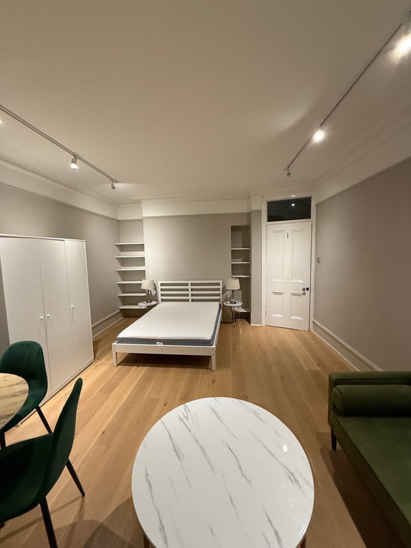 Room Challoner Crescent in Greater London