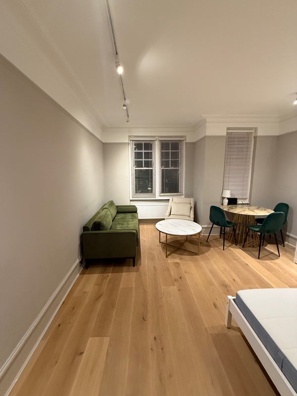 Room Challoner Crescent in Greater London
