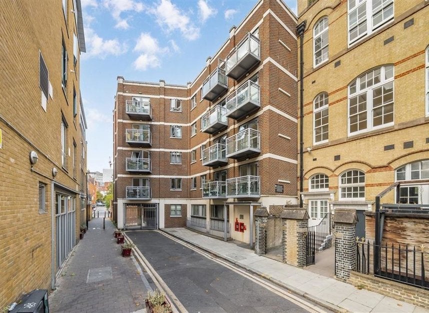 Flat Hoxton Square in Greater London