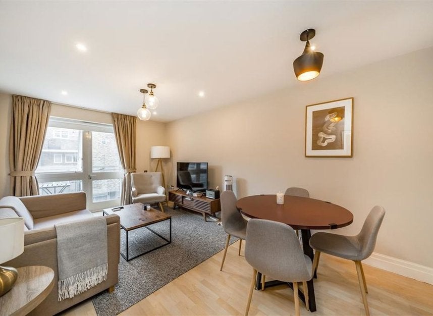 Flat Hoxton Square in Greater London
