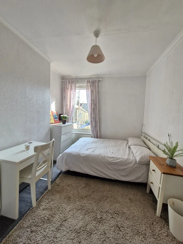 Room Priory Road in Greater London