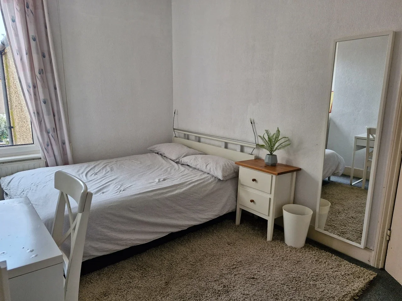 Room Priory Road in Greater London