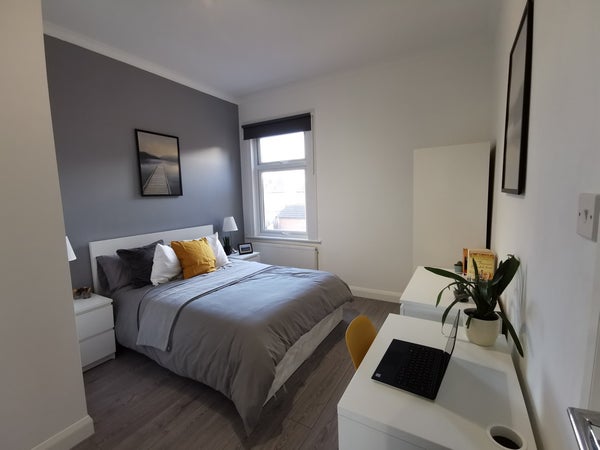 Flat Bellclose Road in London