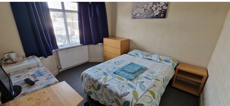 Room Lincoln Road in Poole