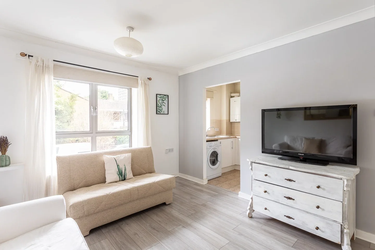 Flat Winstanley Road in Greater London