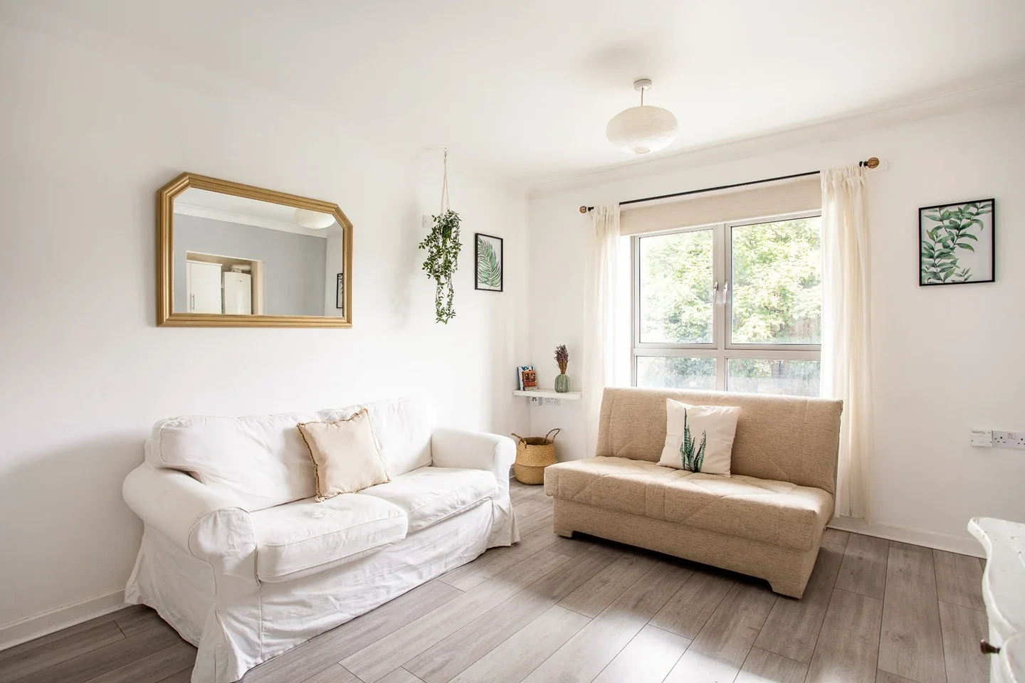 Flat Winstanley Road in Greater London