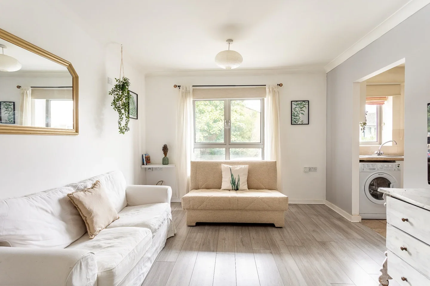 Flat Winstanley Road in Greater London