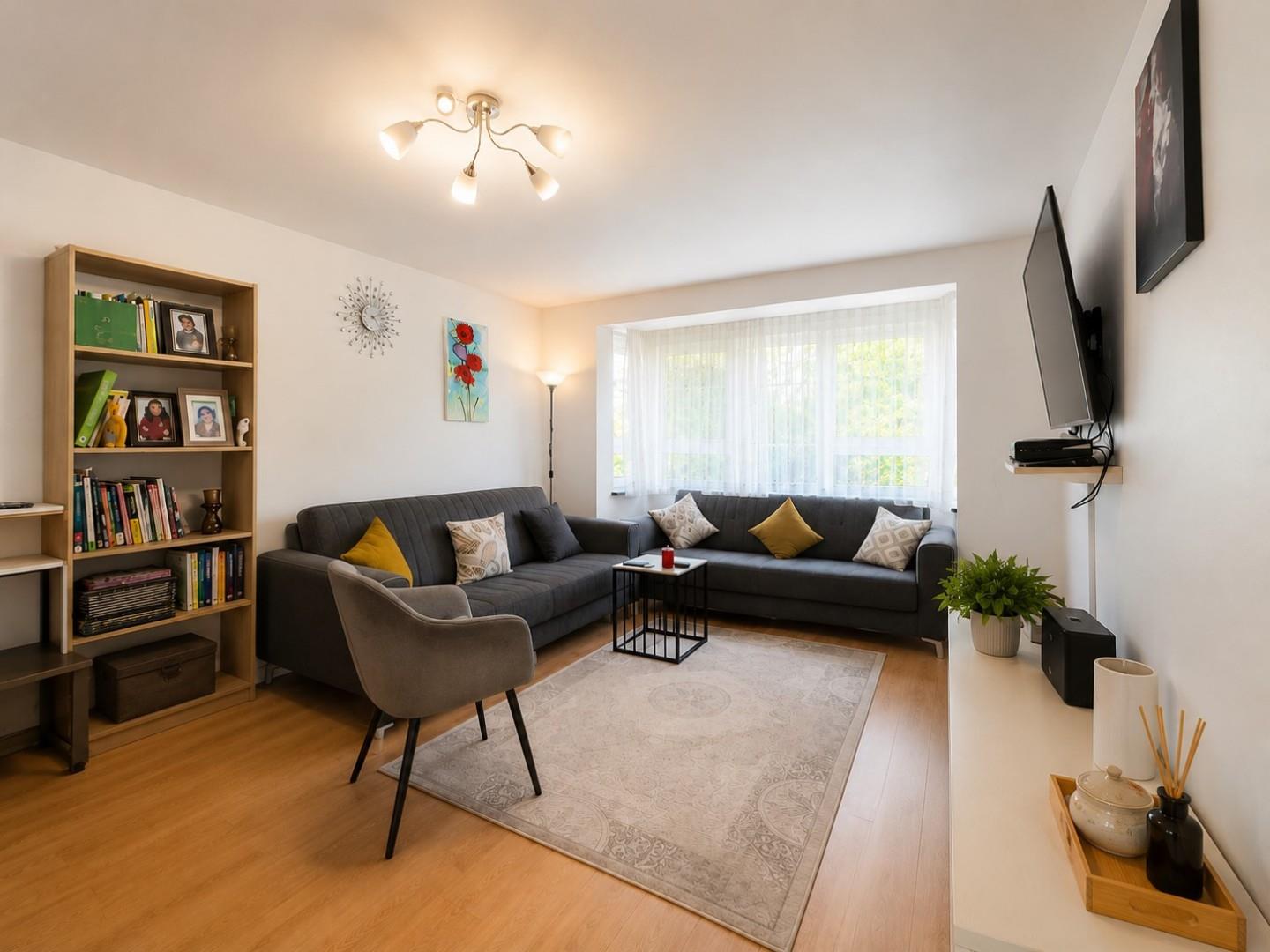 Flat Hainault Road in Greater London