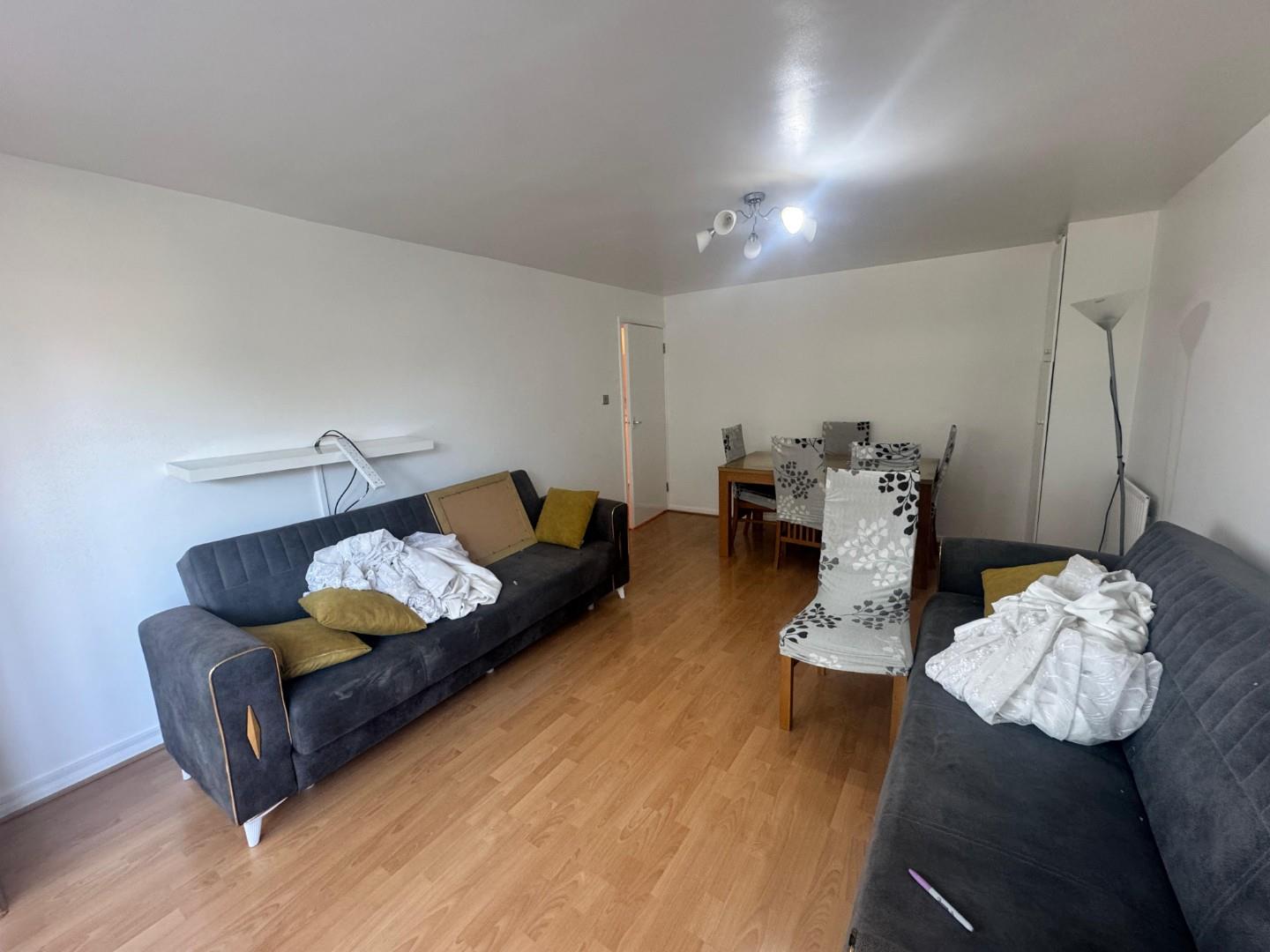 Flat Hainault Road in Greater London