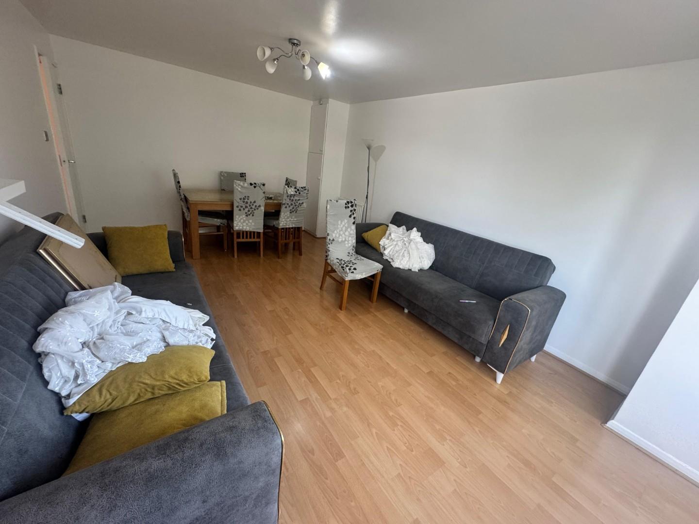 Flat Hainault Road in Greater London