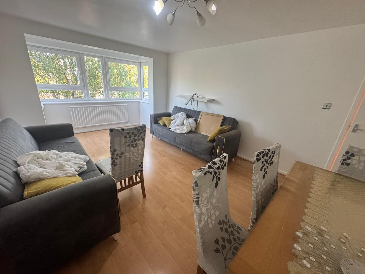 Flat Hainault Road in Greater London