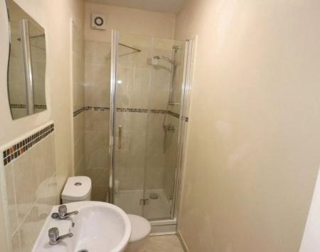 Room Chalkhill Road in Greater London