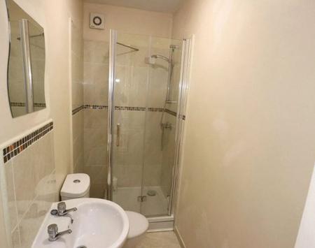 Room Chalkhill Road in Greater London