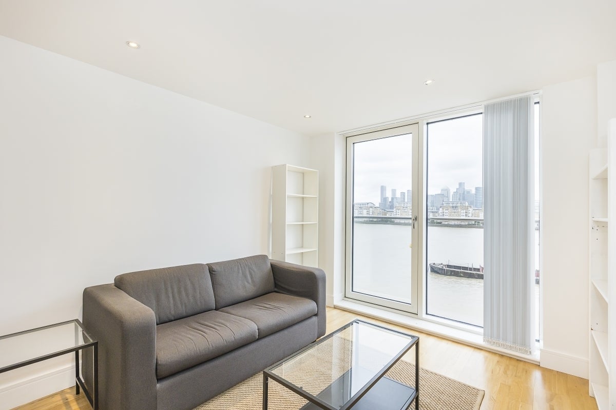 Flat Victoria Parade in Greater London