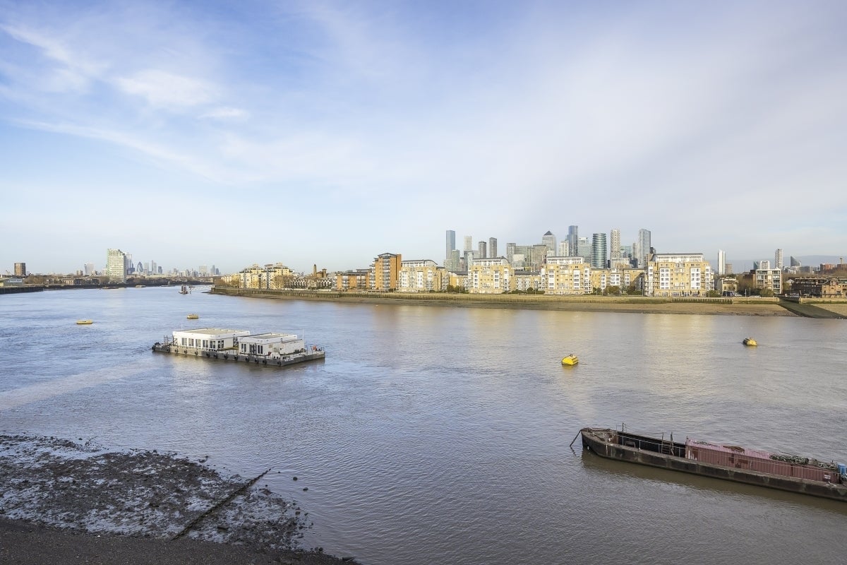 Flat Victoria Parade in Greater London