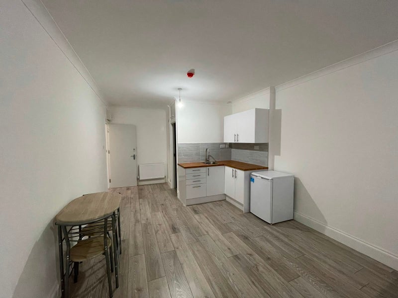 Room Chalkhill Road in Greater London
