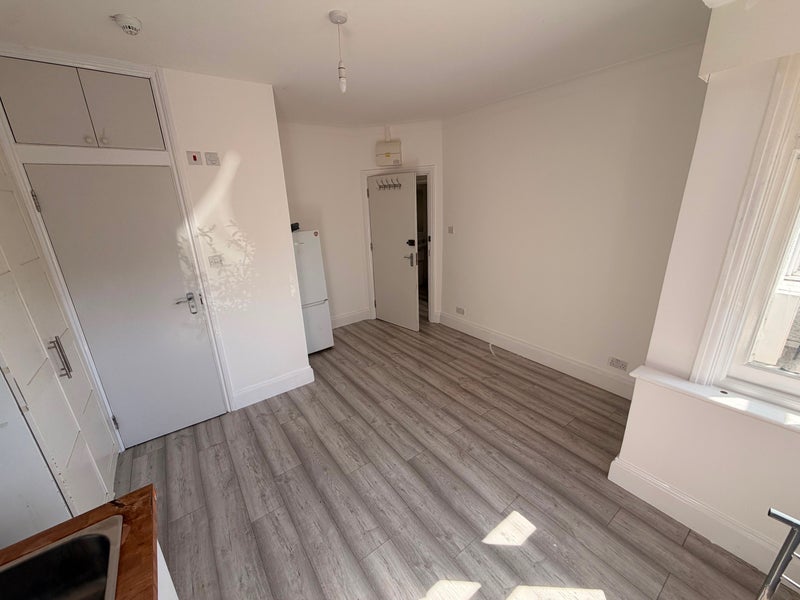 Room Chalkhill Road in Greater London