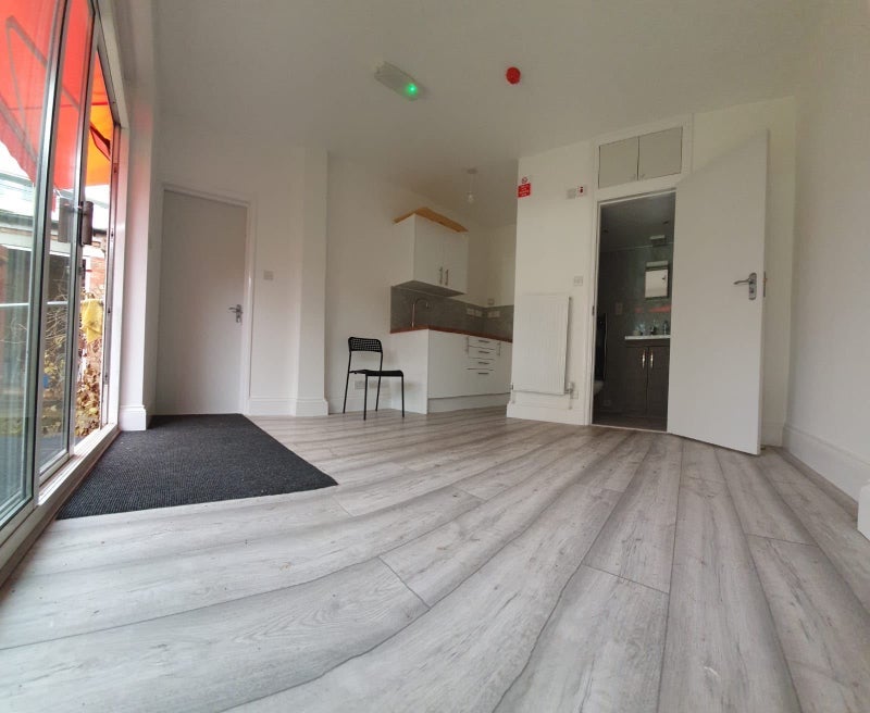 Room Chalkhill Road in Greater London