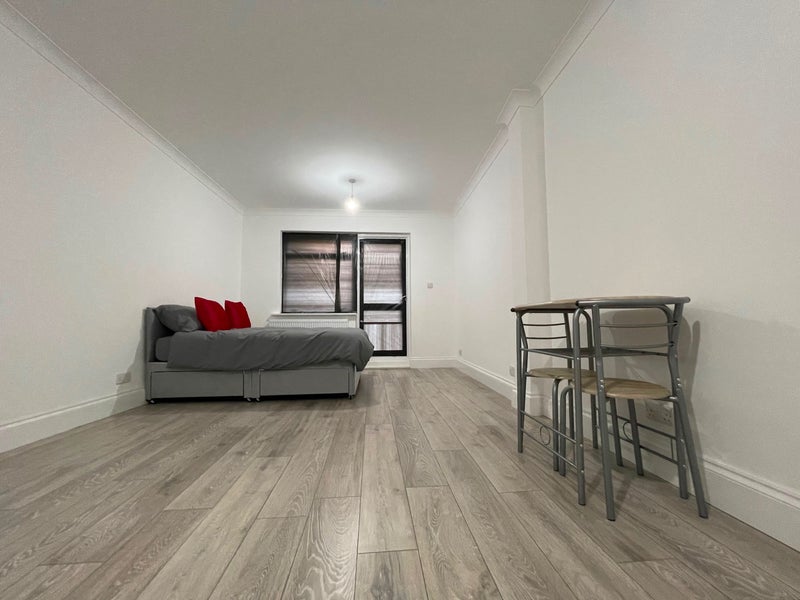 Room Chalkhill Road in Greater London