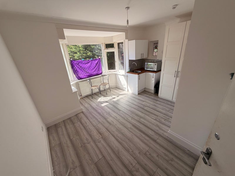 Room Chalkhill Road in Greater London
