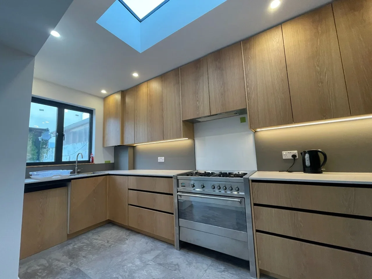 Room Shrewsbury Road in Greater London