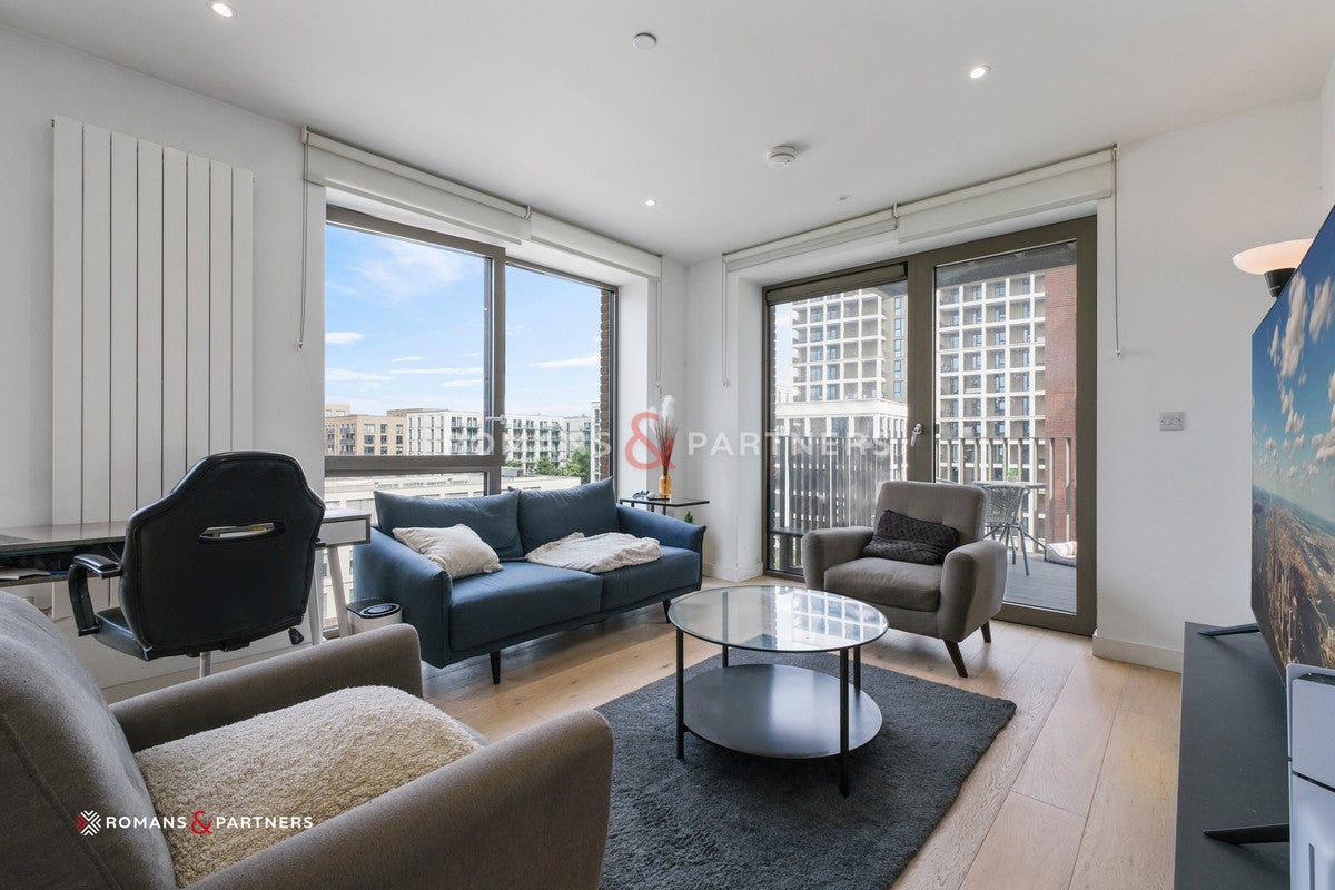Flat Royal Crest Avenue in Greater London