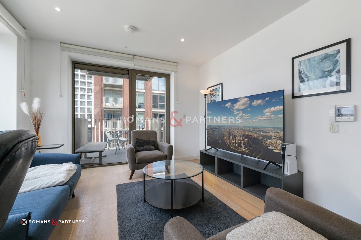 Flat Royal Crest Avenue in Greater London