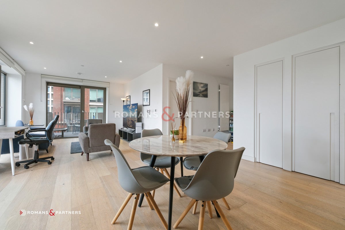Flat Royal Crest Avenue in Greater London