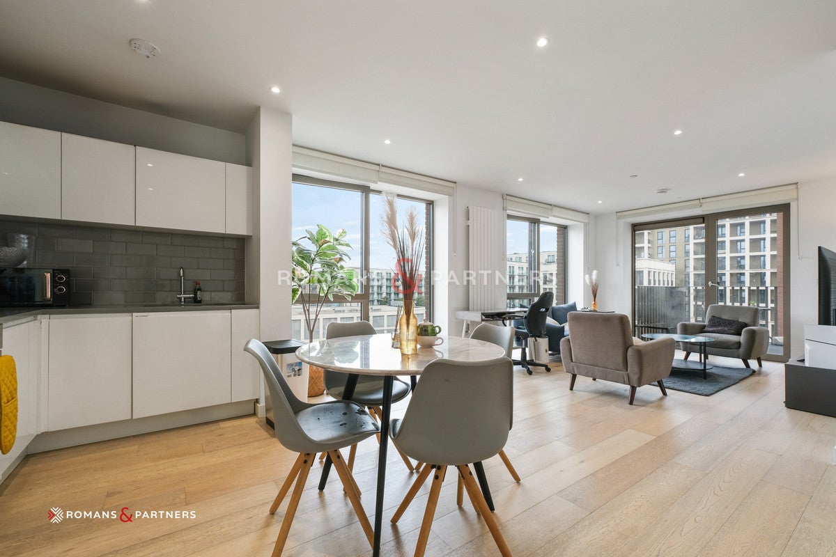 Flat Royal Crest Avenue in Greater London