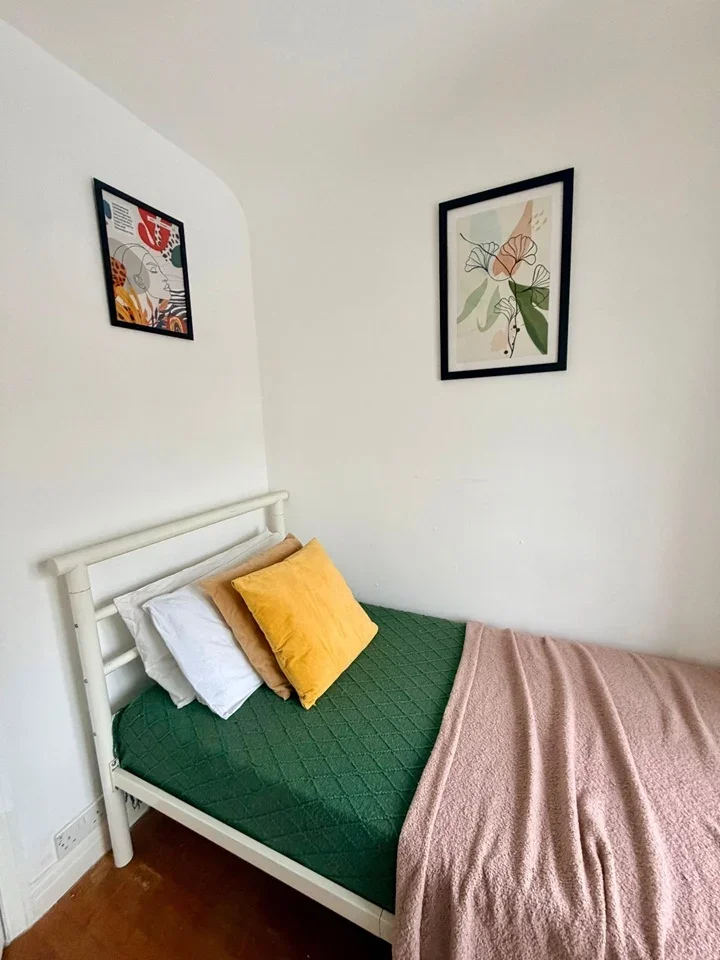 Room Manor Farm Road in Greater London